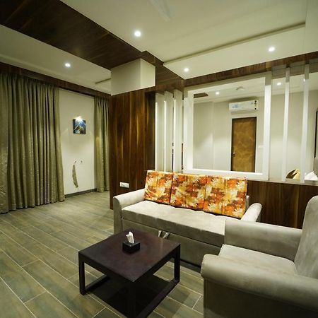 Hotel The Royal Inn Baramati Buitenkant foto