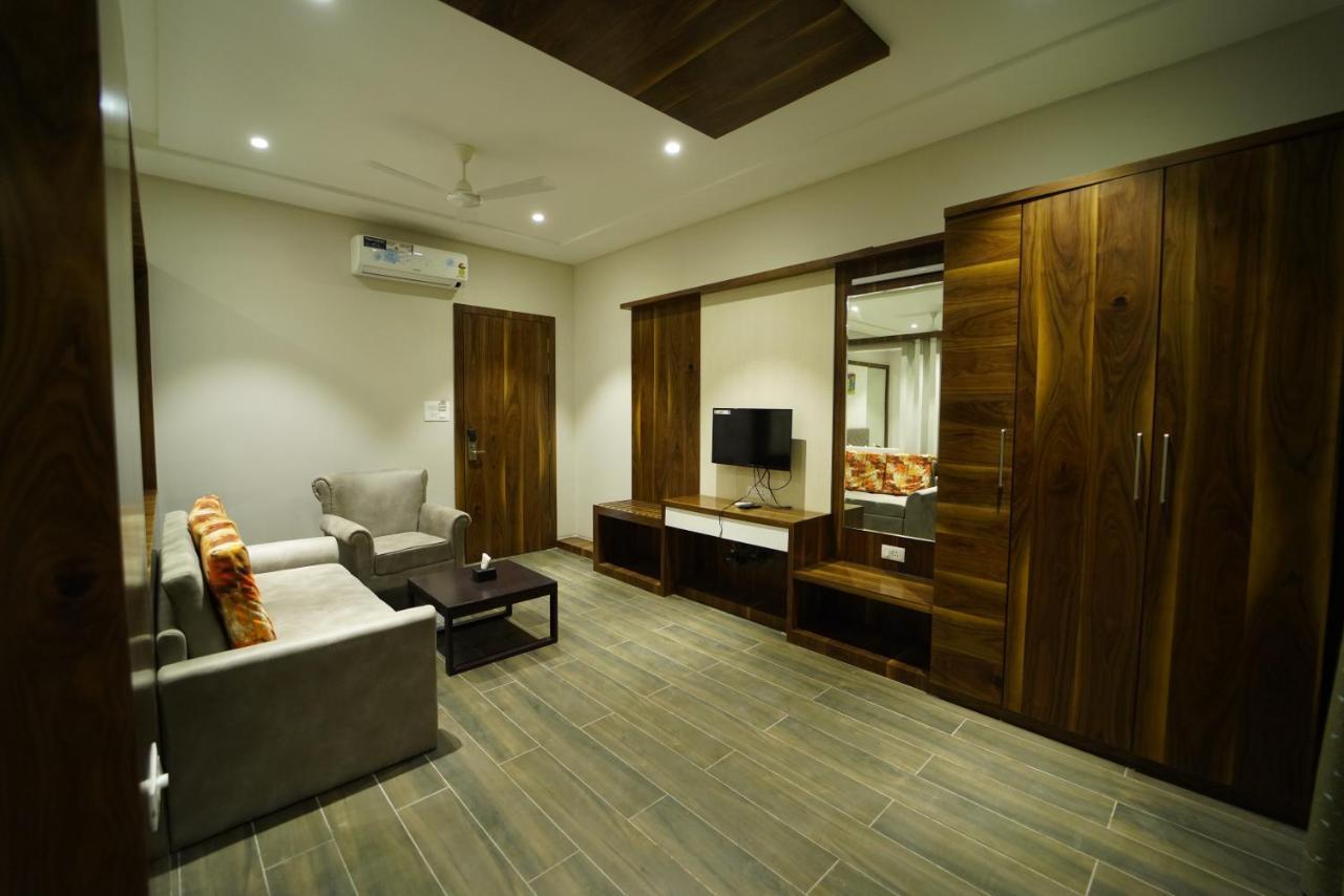 Hotel The Royal Inn Baramati Buitenkant foto