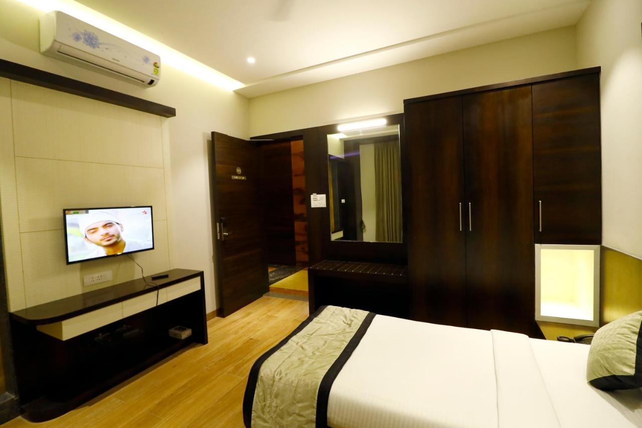 Hotel The Royal Inn Baramati Buitenkant foto