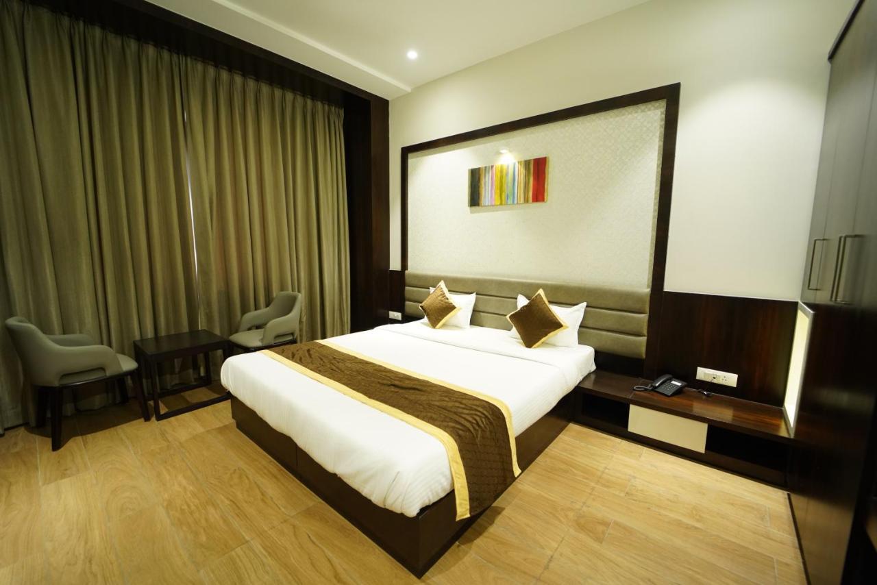 Hotel The Royal Inn Baramati Buitenkant foto