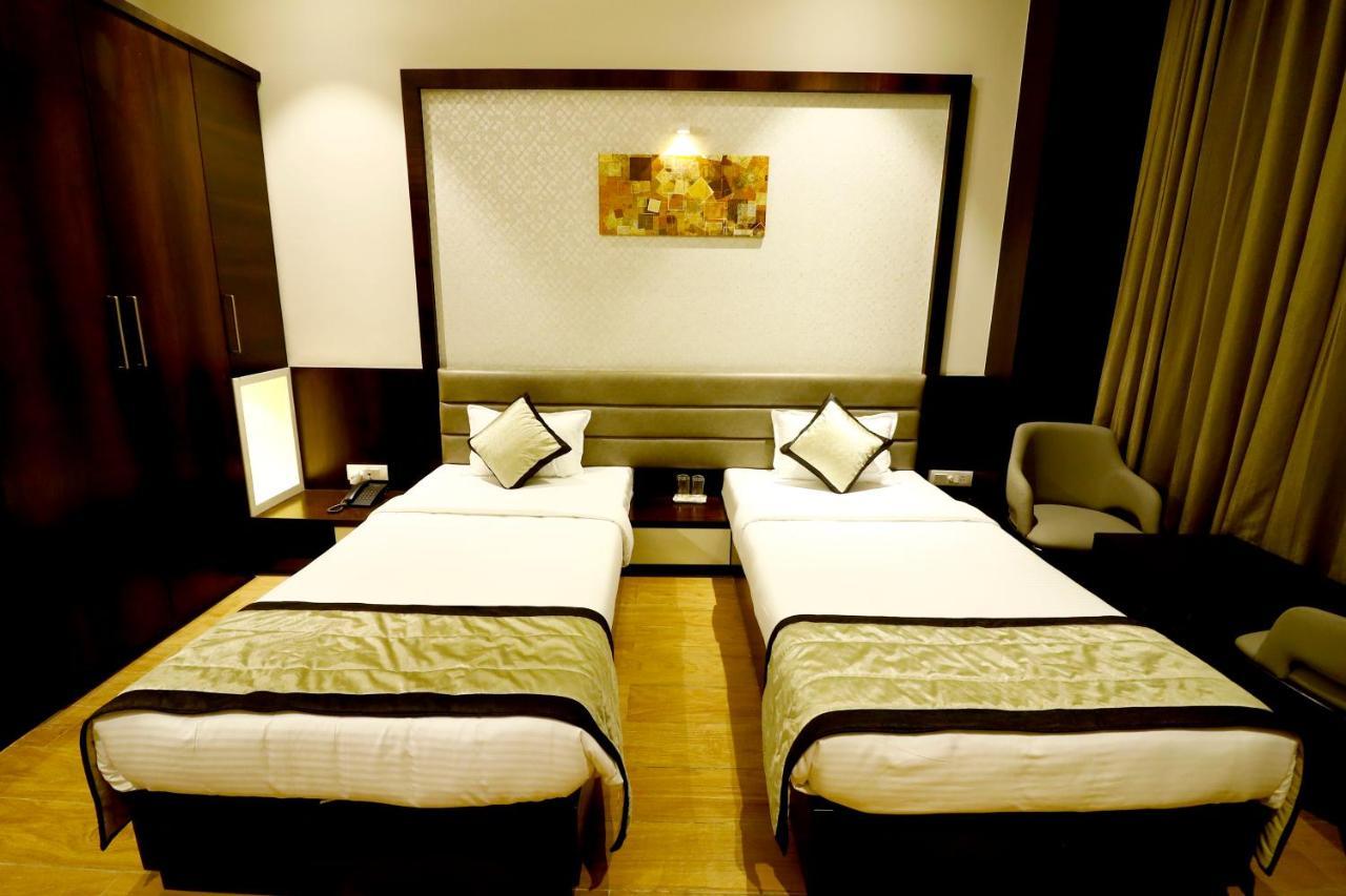 Hotel The Royal Inn Baramati Buitenkant foto