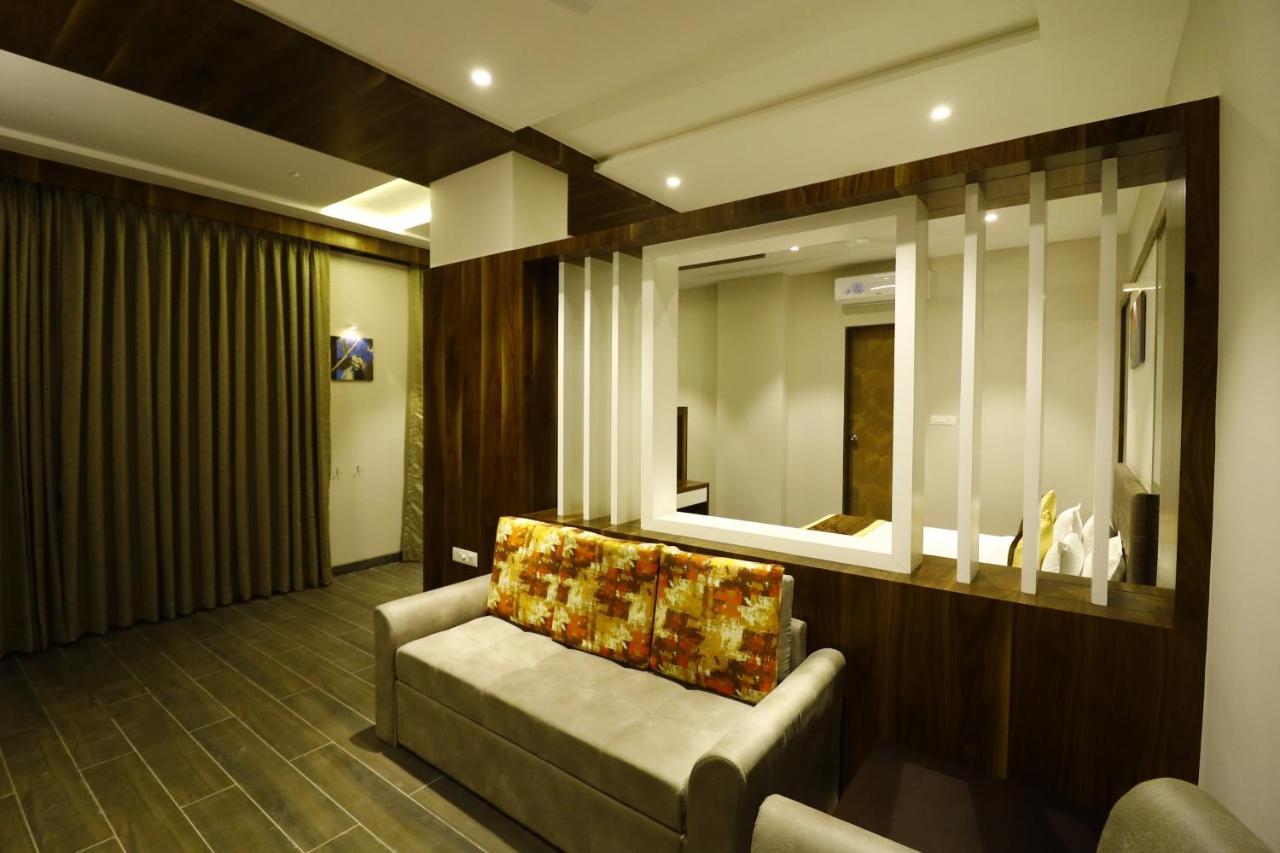 Hotel The Royal Inn Baramati Buitenkant foto