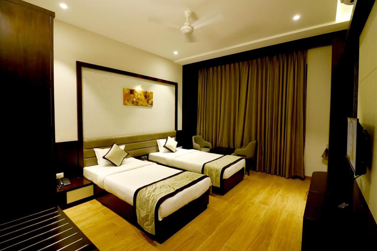 Hotel The Royal Inn Baramati Buitenkant foto