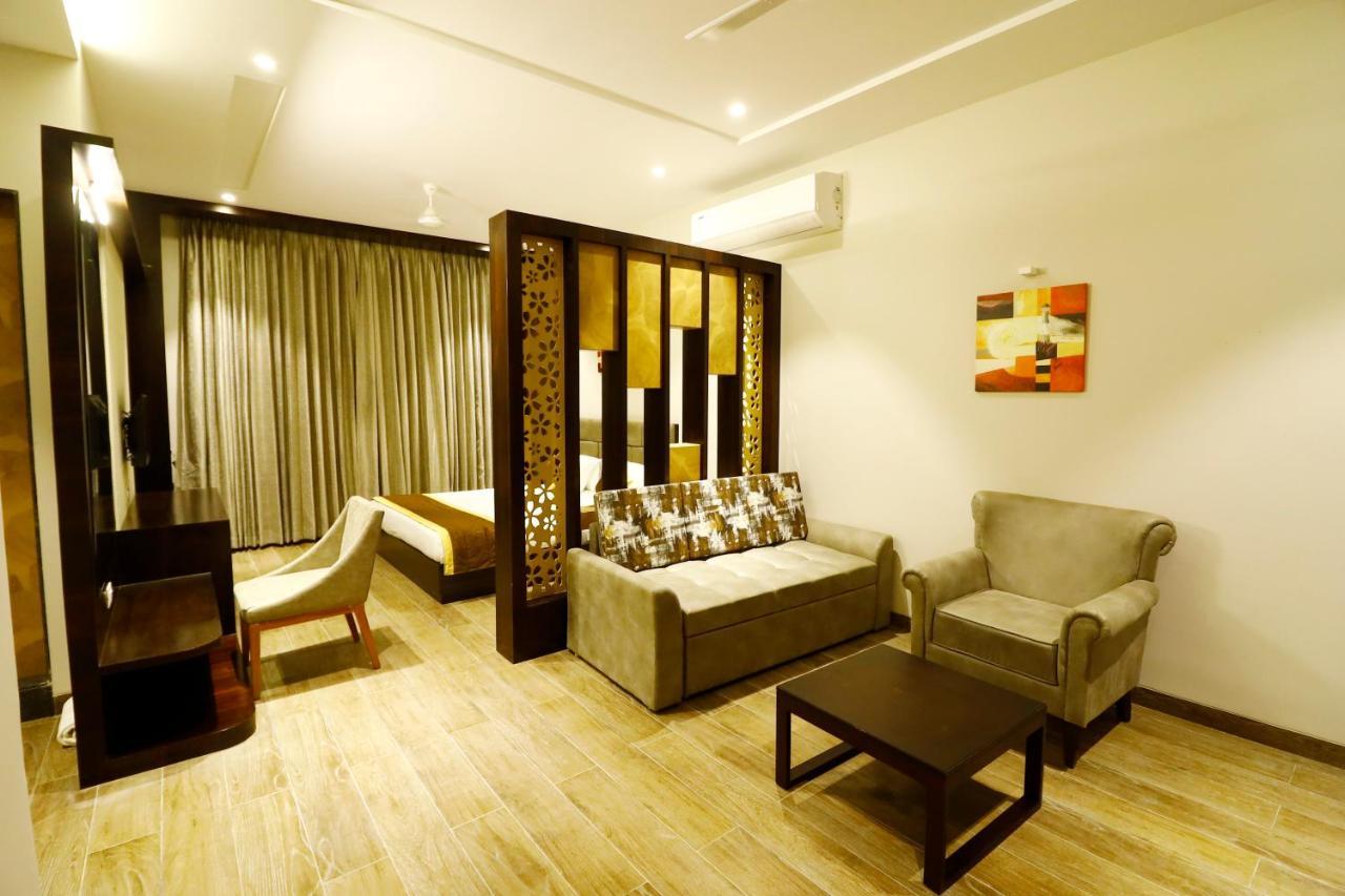 Hotel The Royal Inn Baramati Buitenkant foto