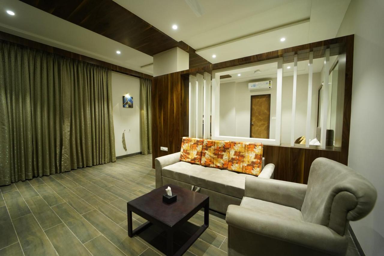 Hotel The Royal Inn Baramati Buitenkant foto