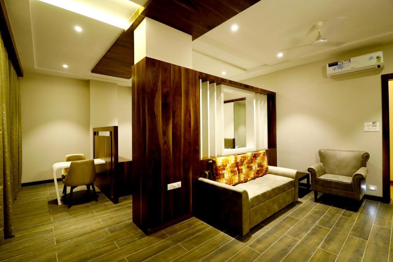 Hotel The Royal Inn Baramati Buitenkant foto